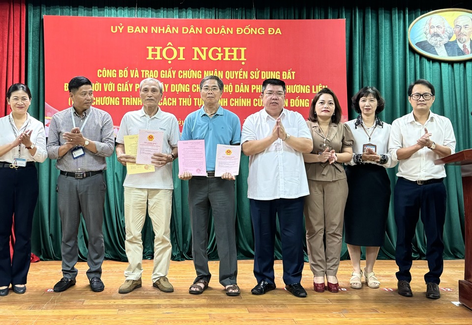 Le vice-président du comité populaire du district de Dong Da, Trinh Huu Tuan, a délivré des certificats de droits d'utilisation des terres et des permis de construire aux ménages du quartier de Phuong Lien.