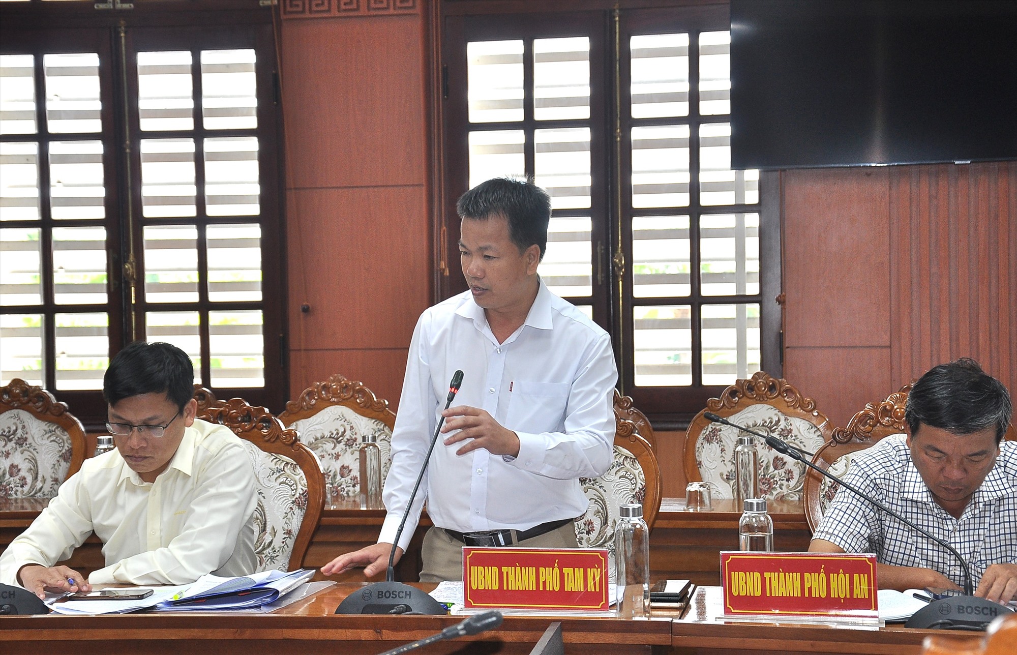 El Sr. Nguyen Minh Nam, Vicepresidente del Comité Popular de la Ciudad de Tam Ky, habló y formuló comentarios en la reunión. Foto: V.A.