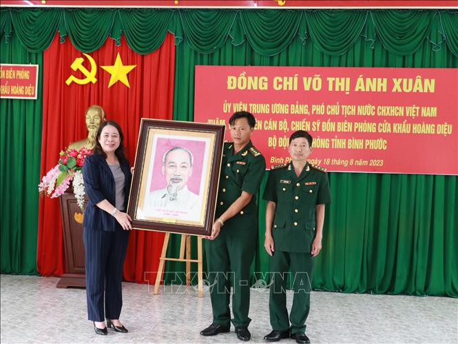 Le vice-président du pays visite le poste de garde-frontière de Khau Hoang, photo 1