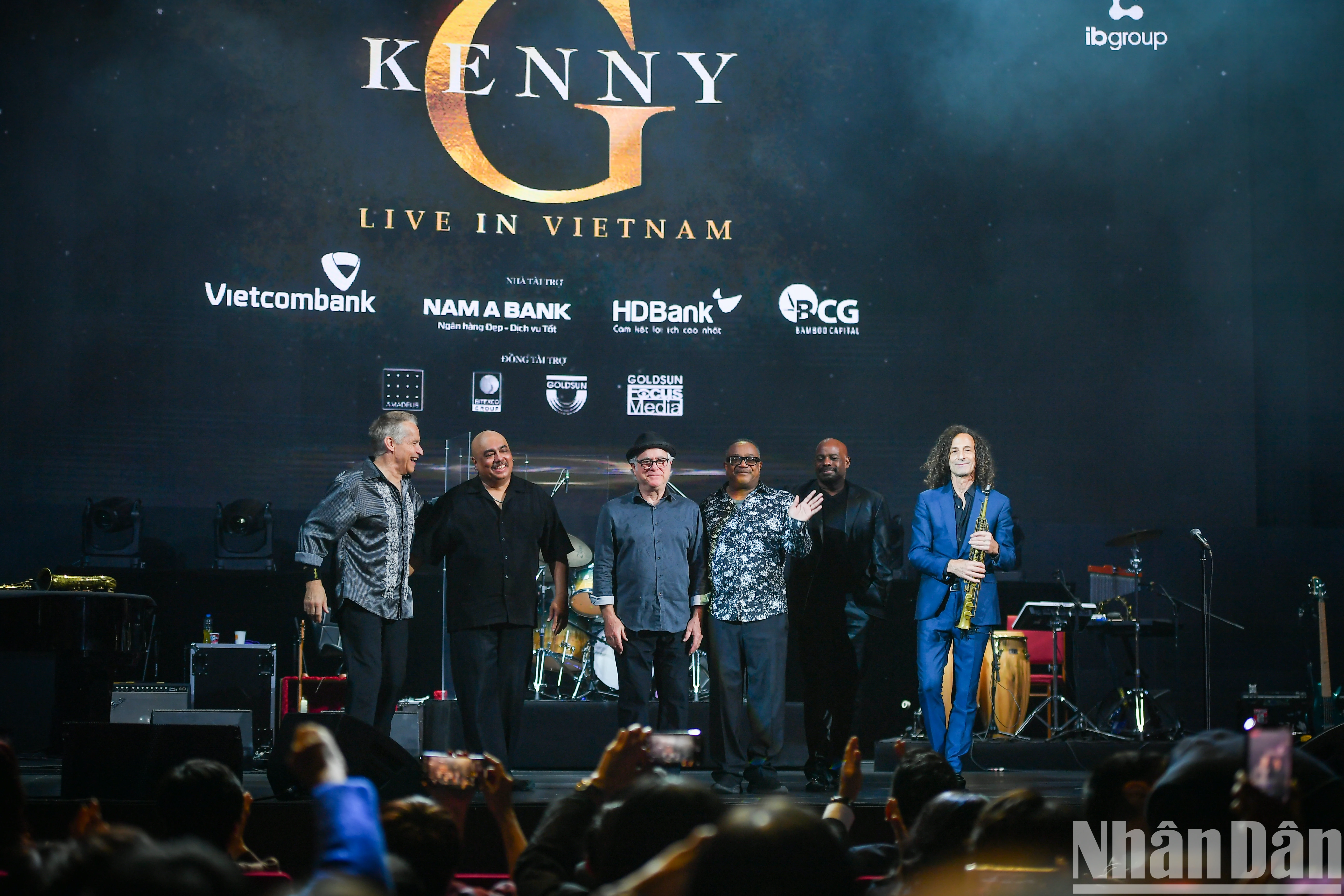 [Photo] Vietnamese audiences immersed in emotions with Kenny G's trumpet sound photo 13