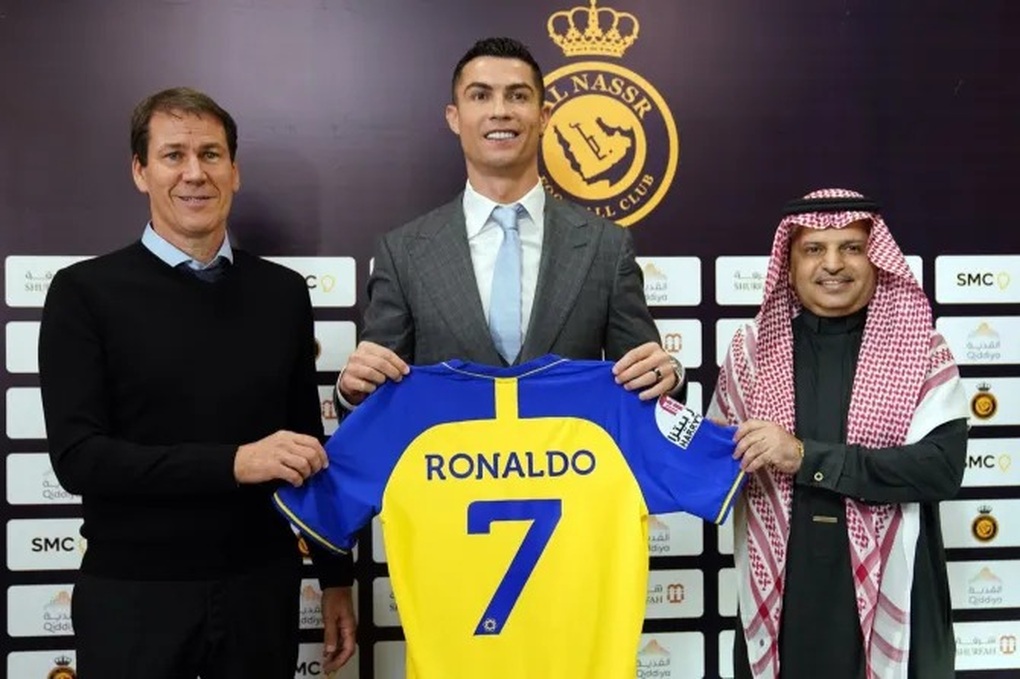 Vượt qua Messi, Ronaldo có thu nhập cao nhất thế giới - 2