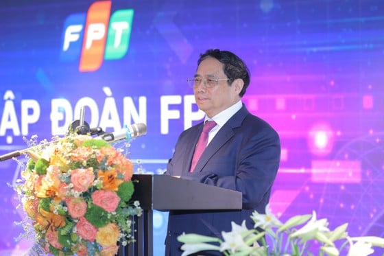 Prime Minister: FPT's focus on training high-tech human resources is the right direction photo 3