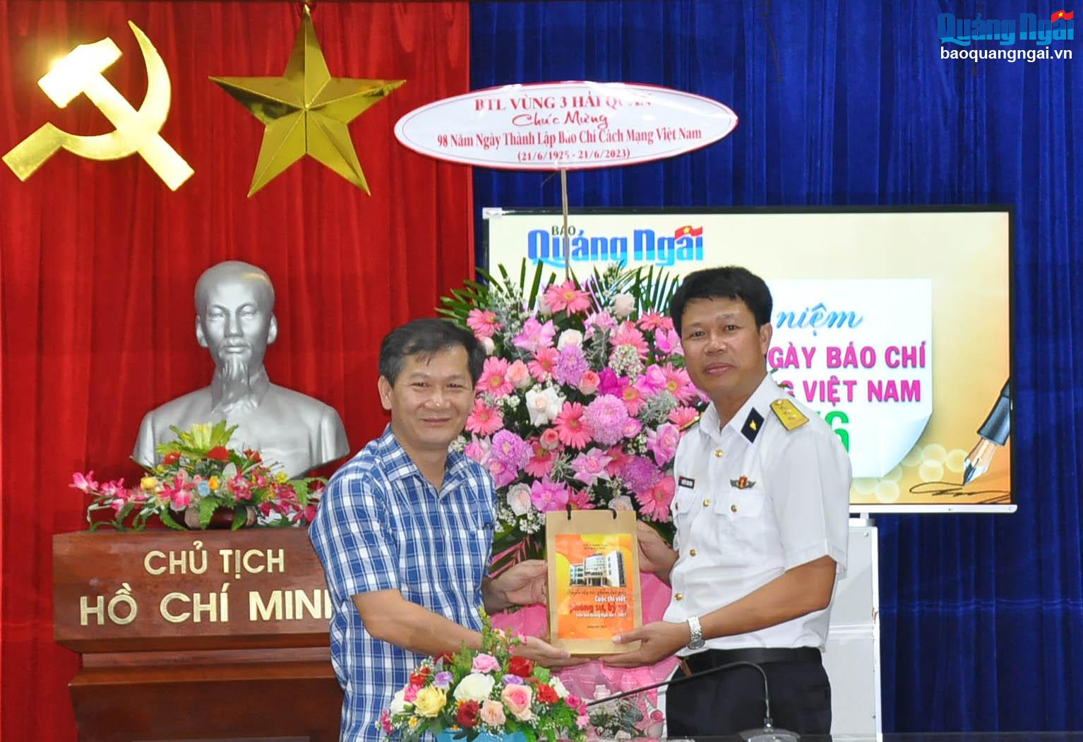 Editor-in-Chief of Quang Ngai Newspaper Nguyen Phu Duc presented the collection of winning reports from the first Quang Ngai Newspaper Reportage - Memoir Writing Contest to Brigade 680.