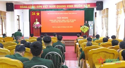 Der Grenzschutz der Provinz Son La fasst die Umsetzung des Gesetzes über Offiziere der vietnamesischen Volksarmee zusammen