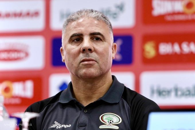 Palestine coach Makram Daboub attended a press conference on the afternoon of September 10 before the friendly match with Vietnam. Photo: Hieu Luong