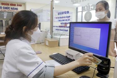 人々は医療施設で診察や治療を受けるために登録に来ます。