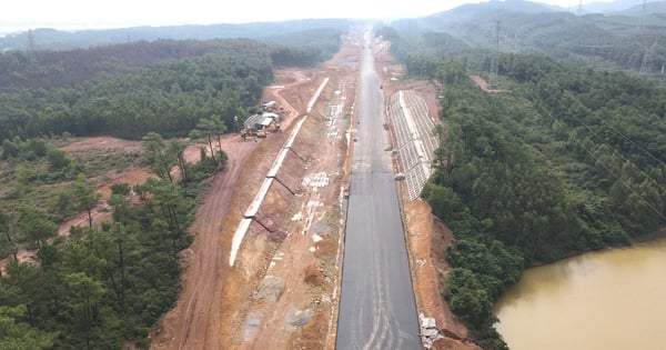 The expressway project through Quang Binh and Quang Tri will open the main route to traffic on April 30, 2025.