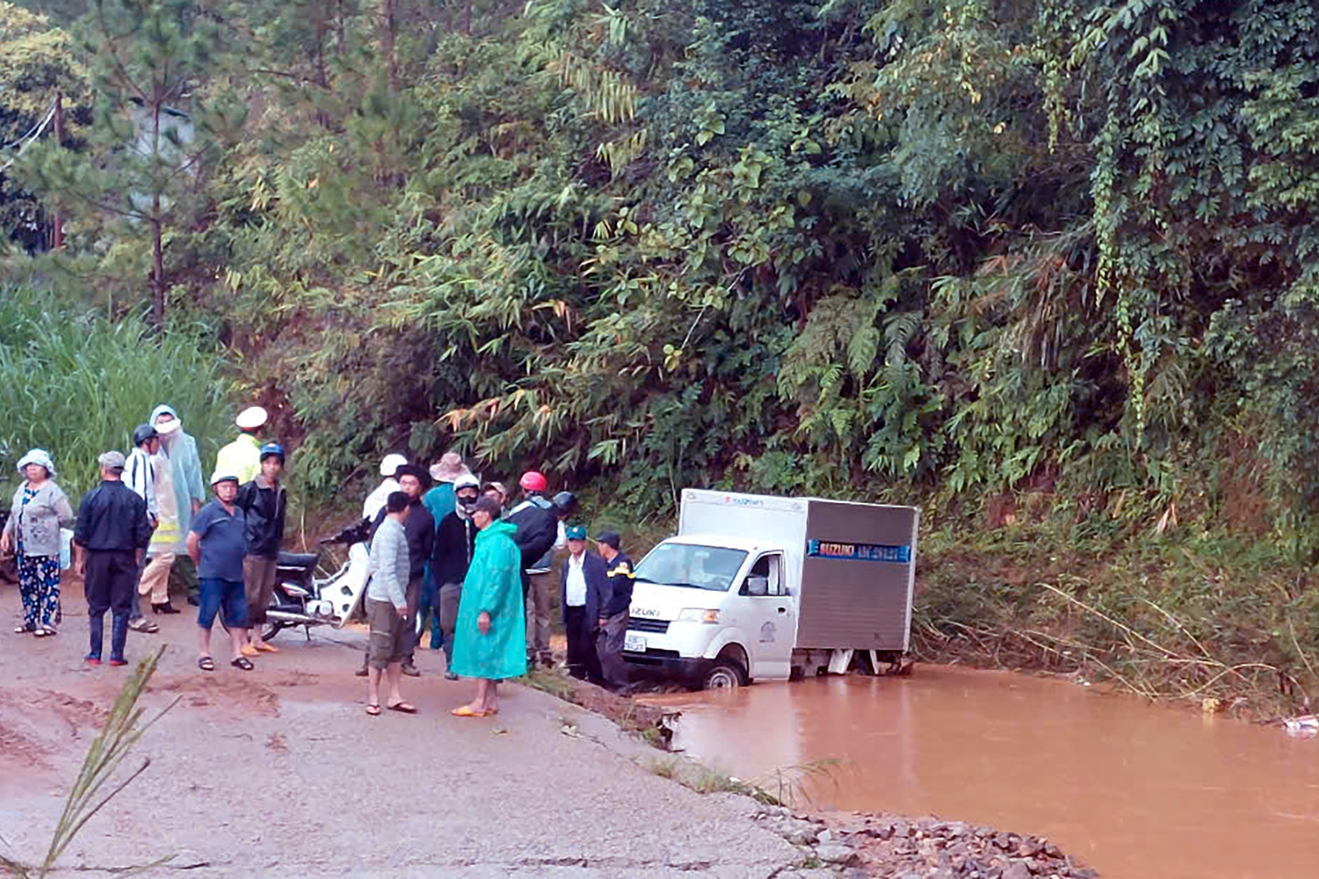 ダラットの放水路を渡っているときに車が流され、運転手は行方不明