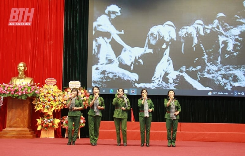 Cérémonie pour célébrer le 75e anniversaire de la création des forces armées du district de Hoang Hoa (19 juin 1948 - 19 juin 2023)