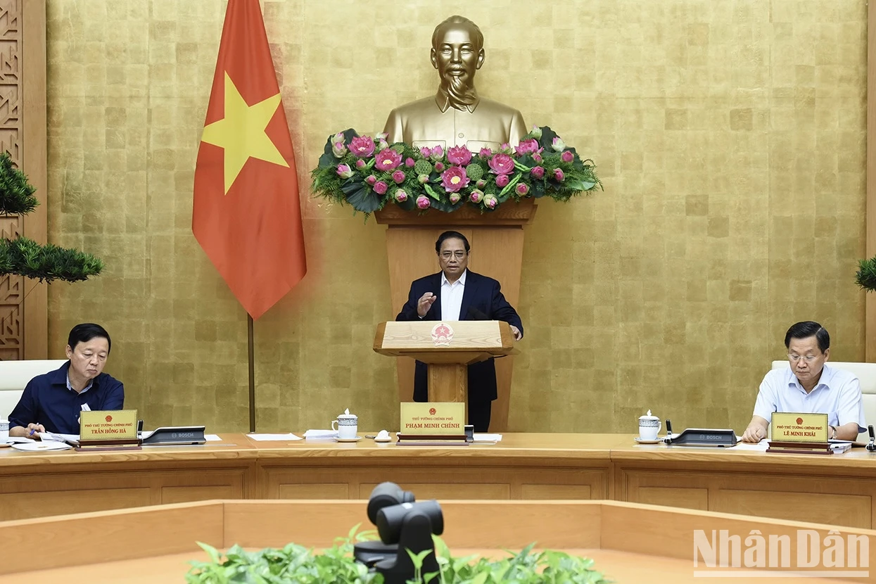 [Photo] Le Premier ministre préside la réunion du gouvernement sur l'élaboration des lois en juillet, photo 1