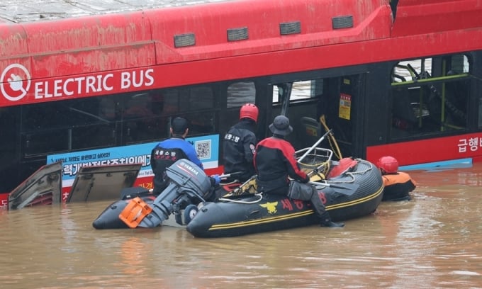 救助隊が7月16日、忠清北道五城の浸水したトンネルに閉じ込められたバス内で行方不明者の捜索を行っている。写真：聯合ニュース