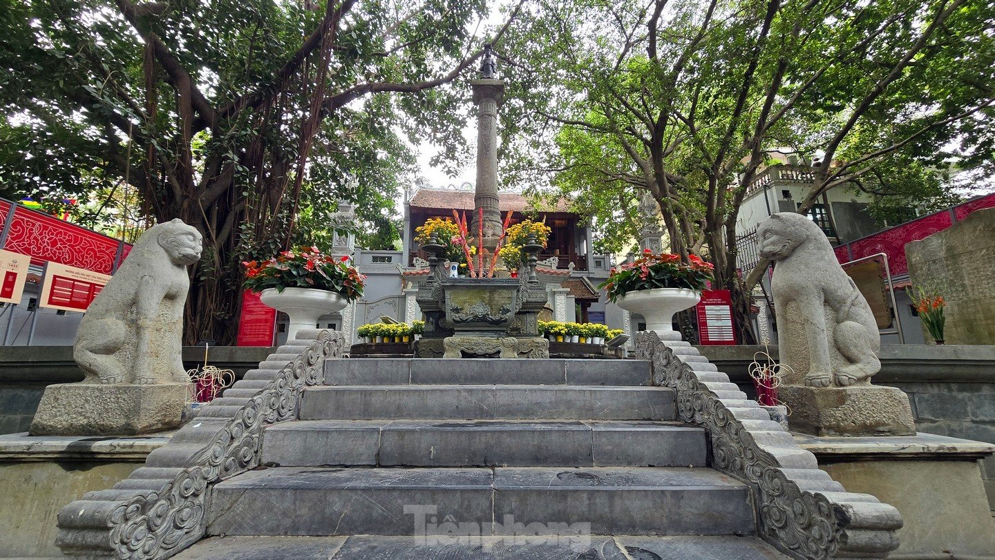 Outre la statue du roi Ly Thai To, il existe également une statue du roi Le près du lac Hoan Kiem que tout le monde ne connaît pas. Photo 1