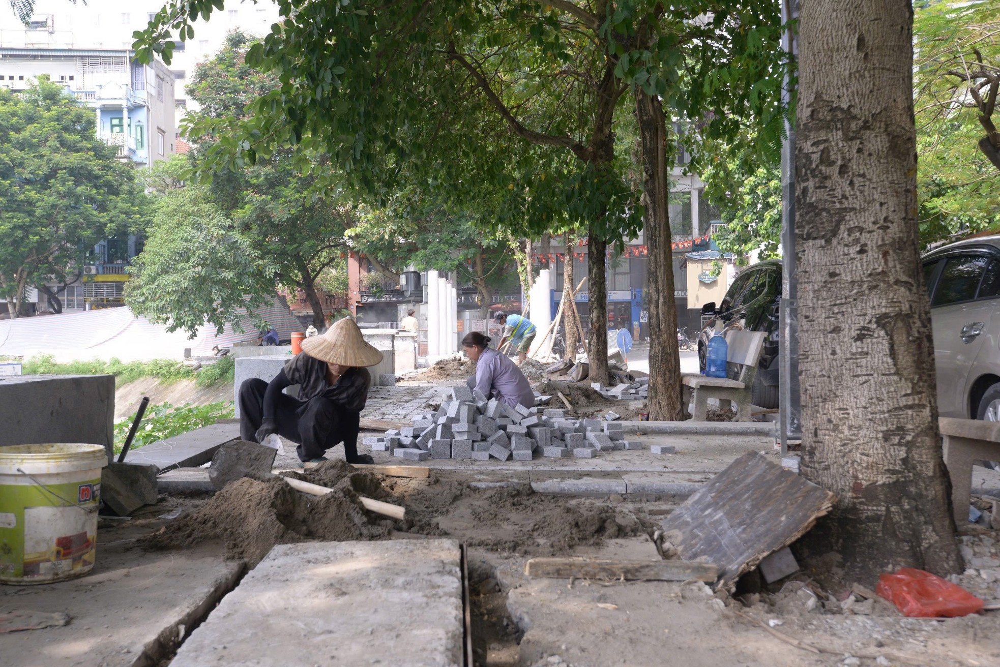 Close-up of the walking street around Ngoc Khanh Lake about to come into operation photo 10