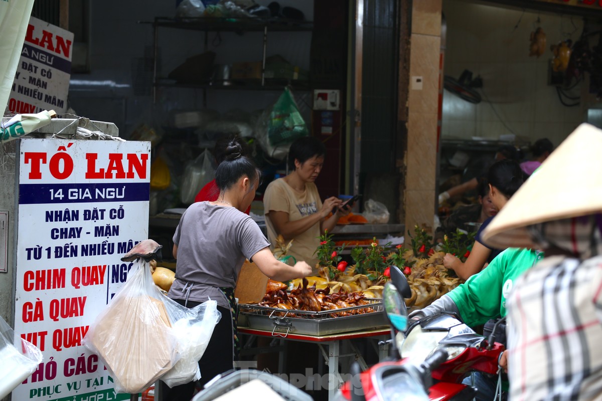 Hanoi: El 'mercado de los ricos' se llena de gente comprando ofrendas antes del día 15 del séptimo mes lunar (foto 7)