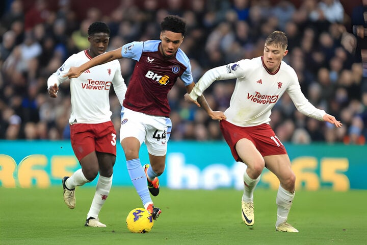 Hojlund brille pour aider Man Utd à battre Aston Villa.