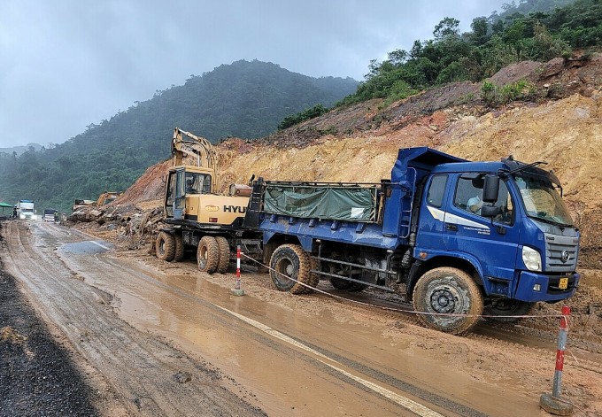 Hót dọn đất đá sạt lở trên đường Hồ Chí Minh đoạn La Sơn - Hoà Liên. Ảnh: Anh Duy