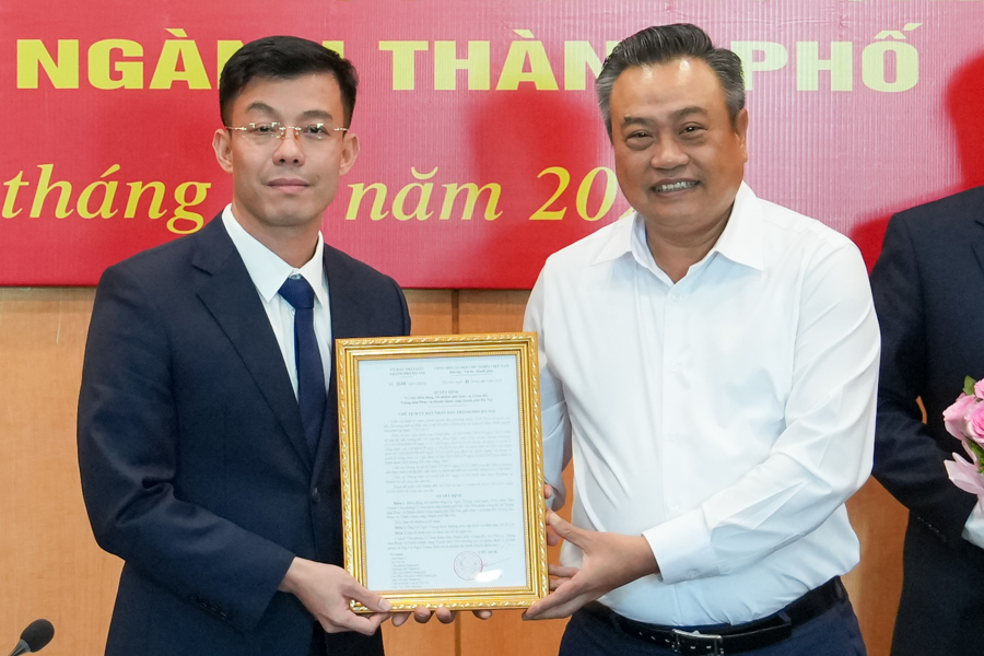 El presidente del Comité Popular de Hanoi, Tran Sy Thanh, presentó la decisión de nombrar al Sr. Cu Ngoc Trang para el cargo de Director del Centro de Servicios de Administración Pública de la Ciudad de Hanoi.