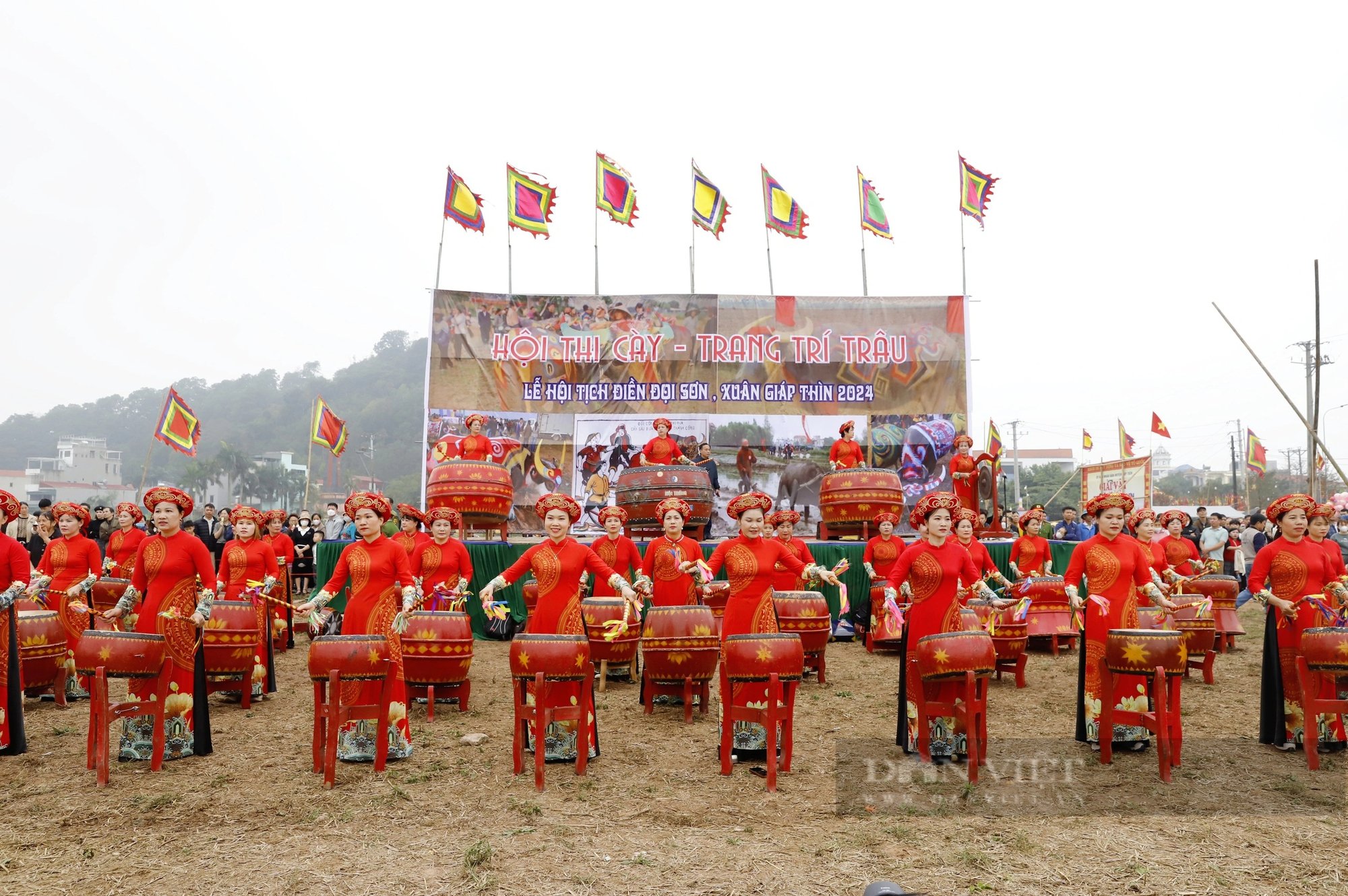 Cụ ông đeo mặt nạ, mặc long bào xuống ruộng đi cày tại Lễ hội Tịch điền 2024- Ảnh 2.