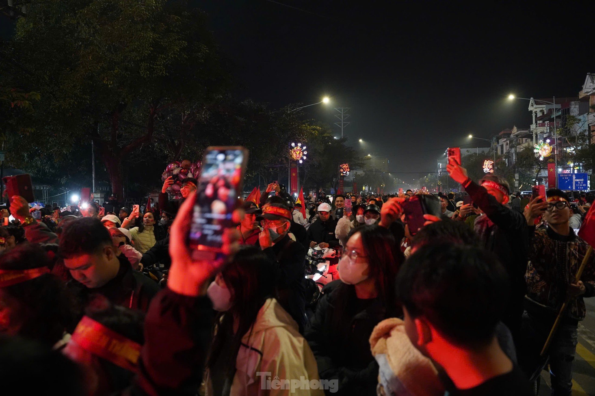 Viet Tri people stay up all night to celebrate Vietnam team entering the finals photo 14