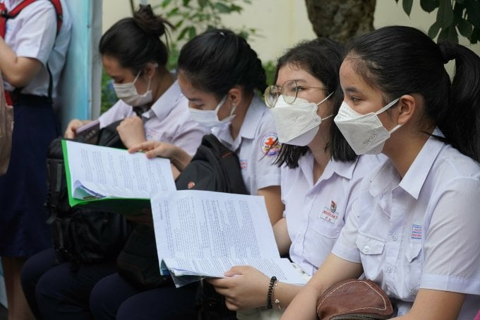 Candidates take the opportunity to review the Literature content before the exam. Photo: Nhat Le