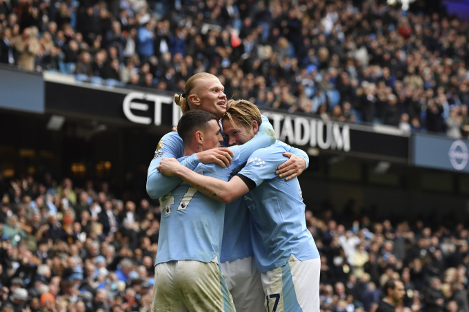 Haaland chung vui cùng De Bruyne và Phil Foden trong trận đấu Everton ở vòng 24 Ngoại hạng Anh. Ảnh: AP