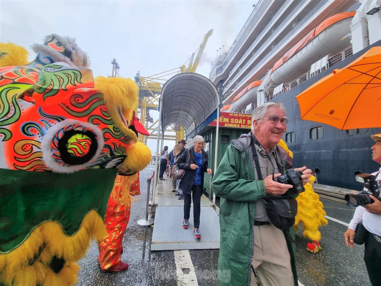 Primer plano de un crucero de 5 estrellas que trae 2.000 visitantes internacionales a Da Nang a principios del año nuevo. Foto 2