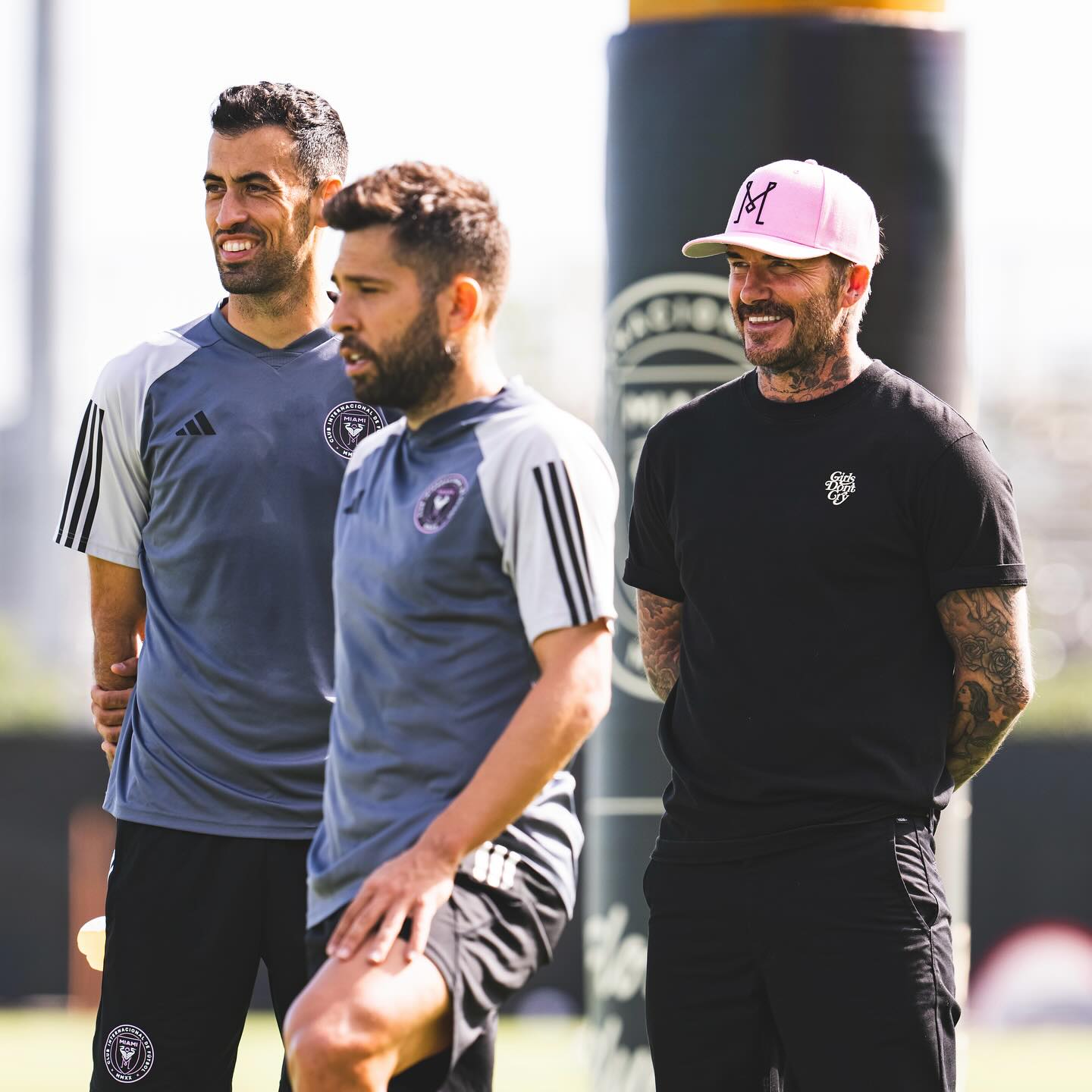 David Beckham bất ngờ xuất hiện trên sân tập Inter Miami, gặp những vị khách đặc biệt- Ảnh 1.