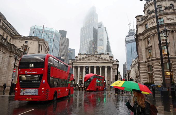 Bus et piétons dans une rue de Londres (Royaume-Uni) le 8 février. Photo : Reuters