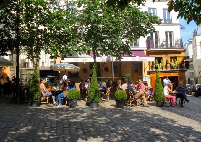 Una cafetería con espacio al aire libre en la colina de Montmartre. Foto: París desbloqueado