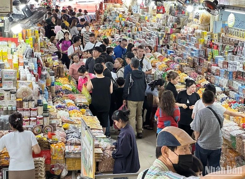 El número de turistas que visitaron Da Nang en Nochevieja de 2024 aumentó drásticamente (foto 2)