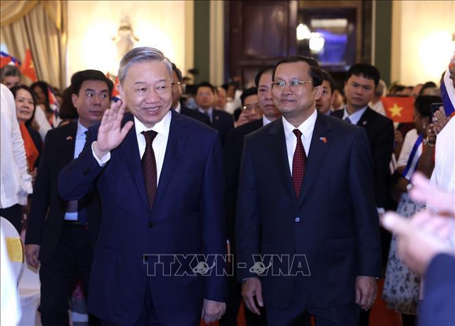 Le secrétaire général et président To Lam a assisté à la réunion avec les représentants des mouvements d'amitié entre les peuples et les jeunes de Cuba. Photo : VNA