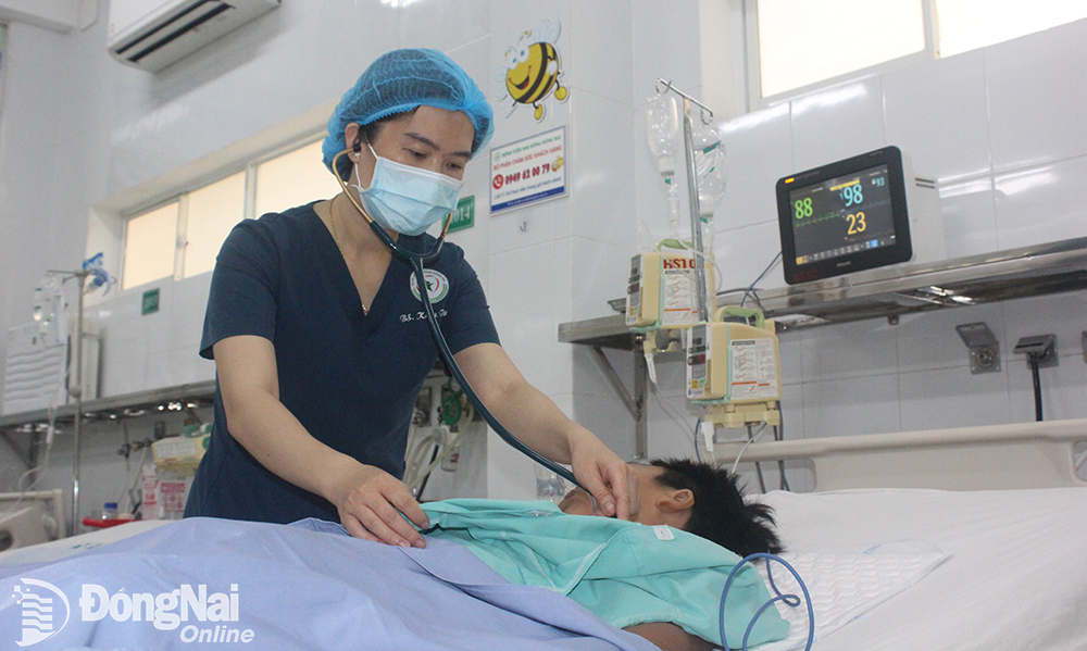 La Dra. Pham Thi Kieu Trang (Jefa del Departamento de Cuidados Intensivos y Antiintoxicación del Hospital Infantil Dong Nai) examina al paciente P.H.T., quien sufrió una intoxicación por hongos. Foto: H. Dung
