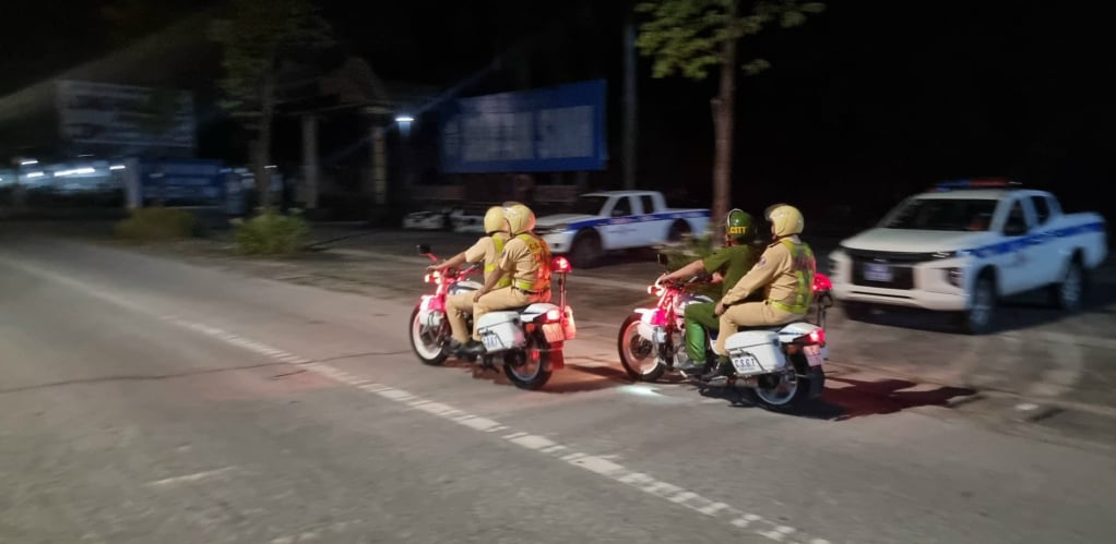 Dong Trieu Town Traffic Police patrol and control the area.