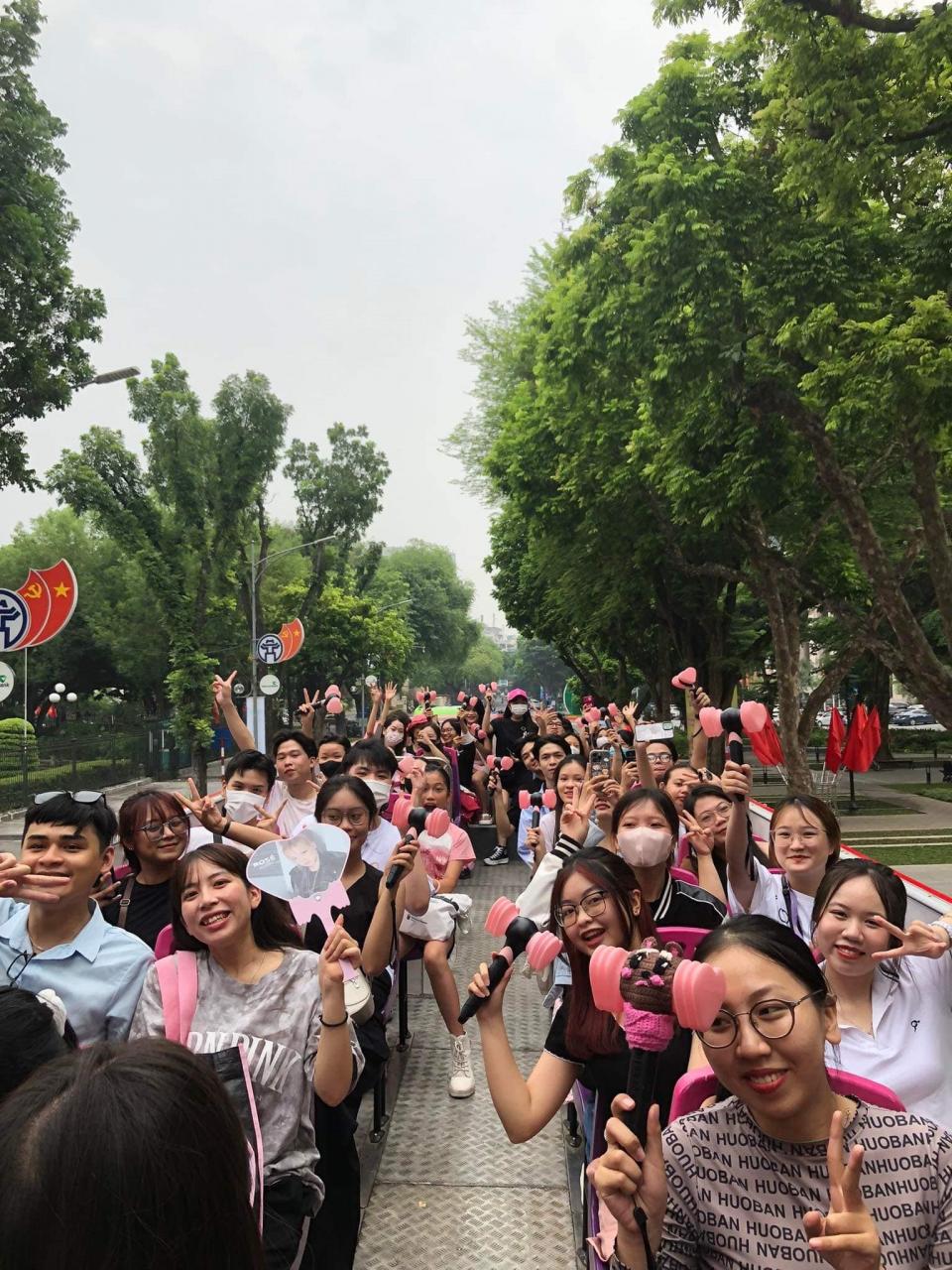 Pink double-decker bus takes fans to explore Hanoi. Photo: BlackPink Vietnam FC