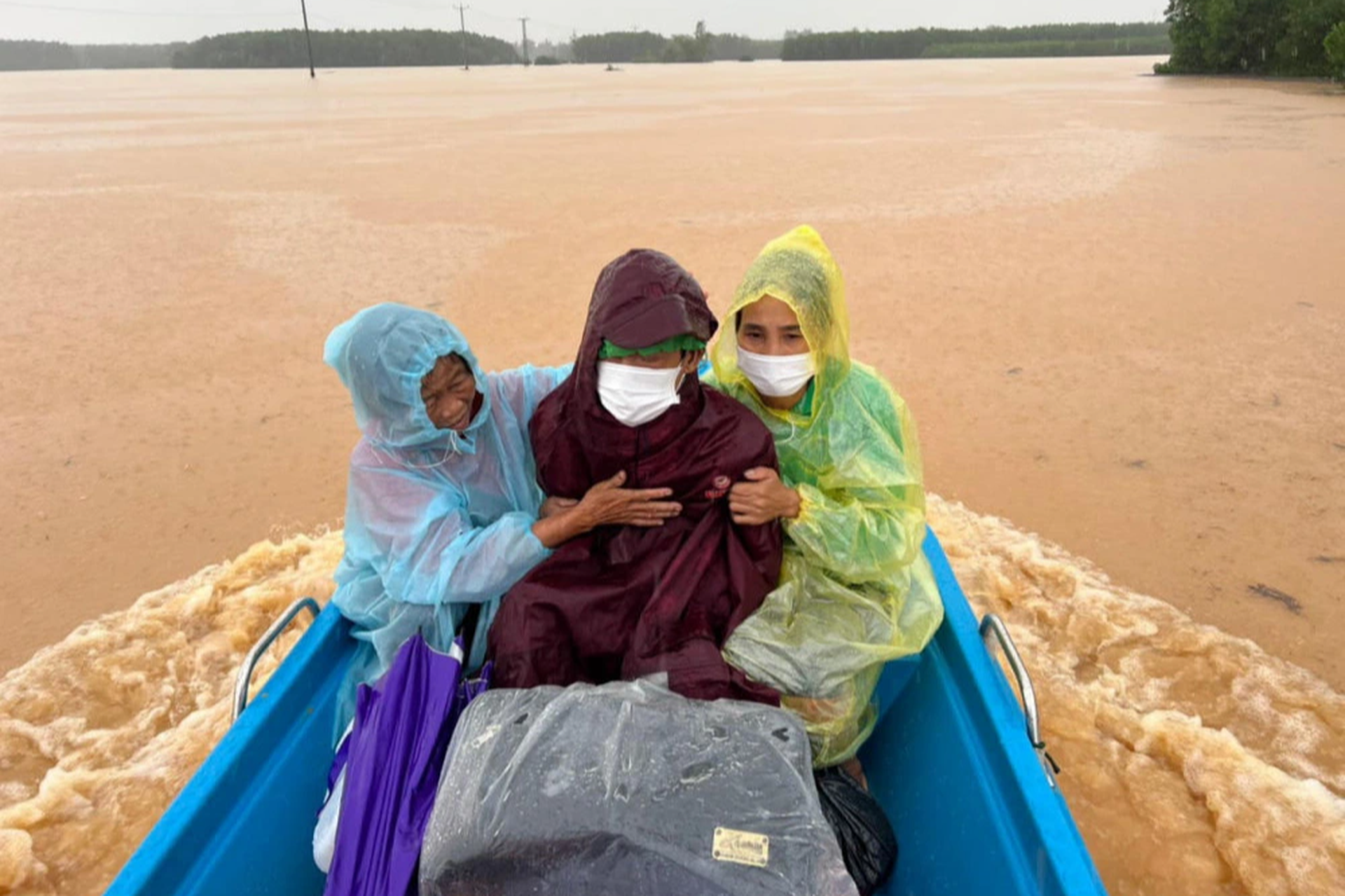 Nỗi đau vùng lũ: Chờ nước rút tiễn người quá cố, nhiều trẻ lâm cảnh mồ côi - 9