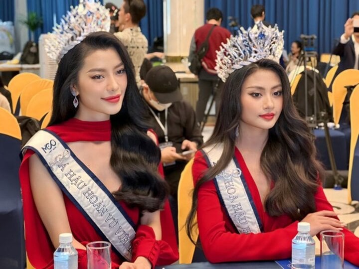 La señorita Xuan Hanh (derecha) y la subcampeona Hoang Thi Nhung en la conferencia de prensa después de la coronación.