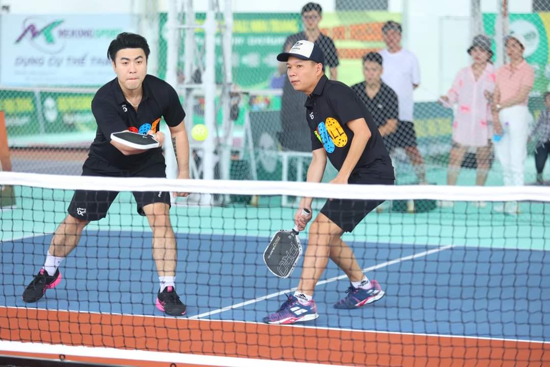 Diễn viên Huy Khánh, ca sĩ Akira Phan 'cháy' hết mình cùng giải pickleball đầy ý nghĩa- Ảnh 2.