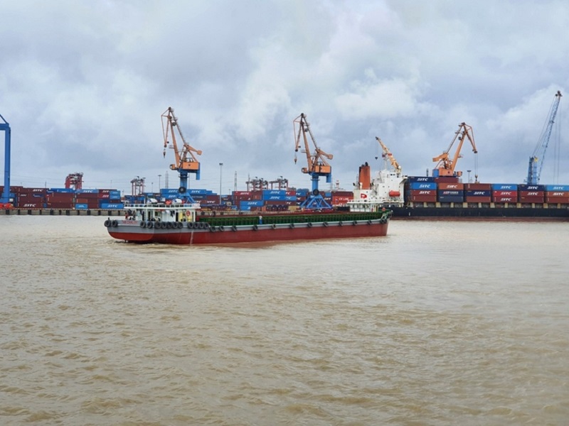 Container of imported goods at Hai Phong port cluster to Tan Cang - Que Vo ICD