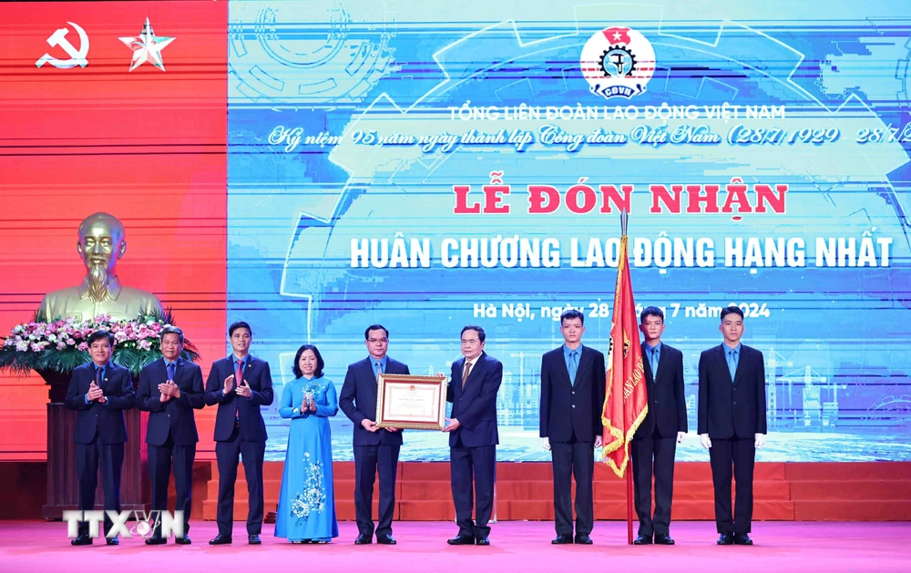 National Assembly Chairman Tran Thanh Man presents the First Class Labor Medal to the Vietnam General Confederation of Labor. (Photo: Minh Duc/VNA)