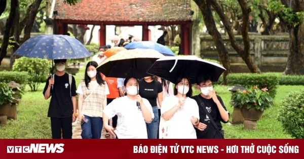 雨にもかかわらず、学生たちは幸運を祈るために文廟や玉山祠に集まっています。