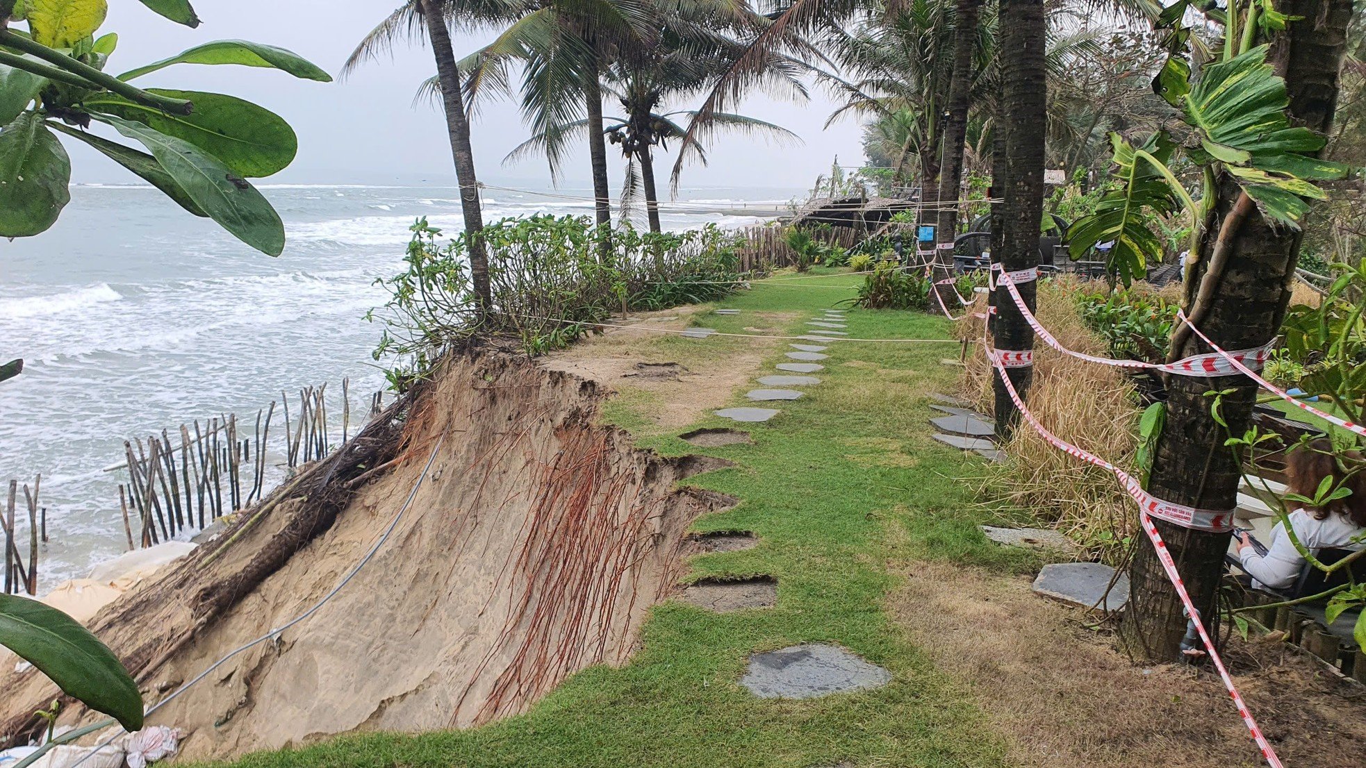 Nahaufnahme eines Erdrutschs am Strand von Hoi An, der zur Ausrufung des Notstands führte. Foto 6