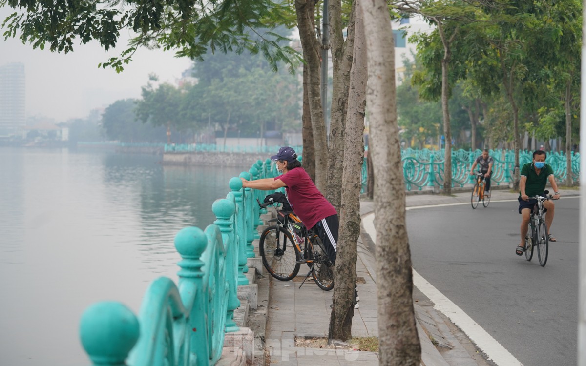 Der Himmel in Hanoi ist aufgrund der Umweltverschmutzung dunstig, an manchen Orten ist die Luft schlecht, Foto 9