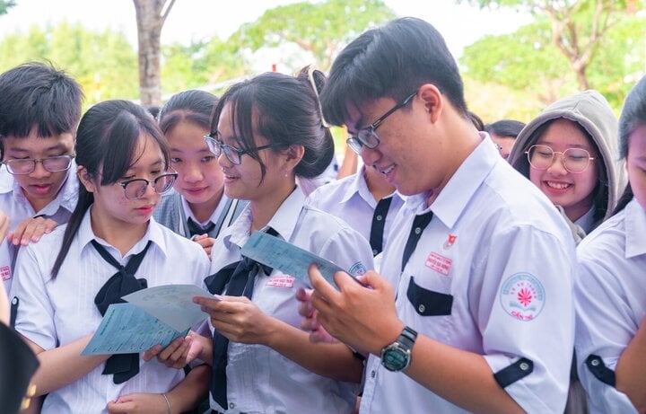 Students of Ly Tu Trong High School for the Gifted (Can Tho) are attentively learning information about Green Voice.