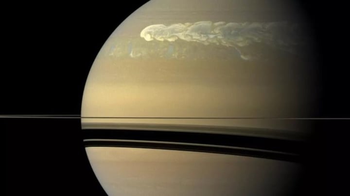 Nahaufnahme des Supersturms von 2010, der sich in der nördlichen Hemisphäre des Saturn bildete und den gesamten Planeten umkreiste (Bild: NASA/JPL-Caltech/Space Science Institute)