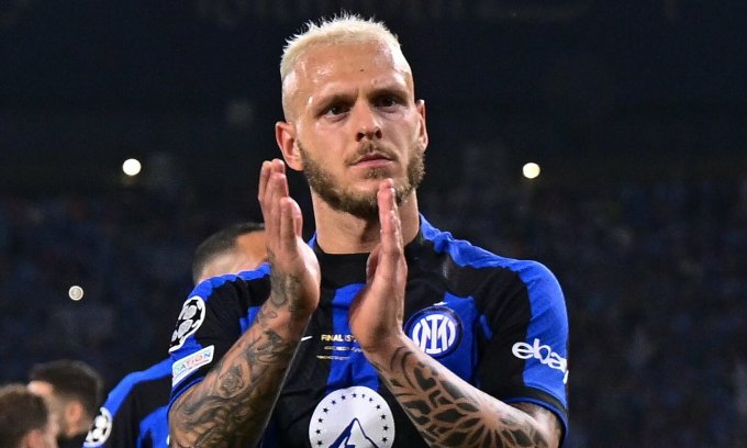 ديماركو يصفق لجماهير إنتر بعد هزيمته في نهائي دوري أبطال أوروبا أمام مانشستر سيتي 0-1 في ملعب أتاتورك بإسطنبول في 10 يونيو. الصورة: inter.it