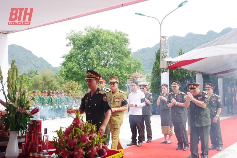 Funérailles et inhumation de 16 restes de soldats volontaires et d'experts vietnamiens décédés au Laos