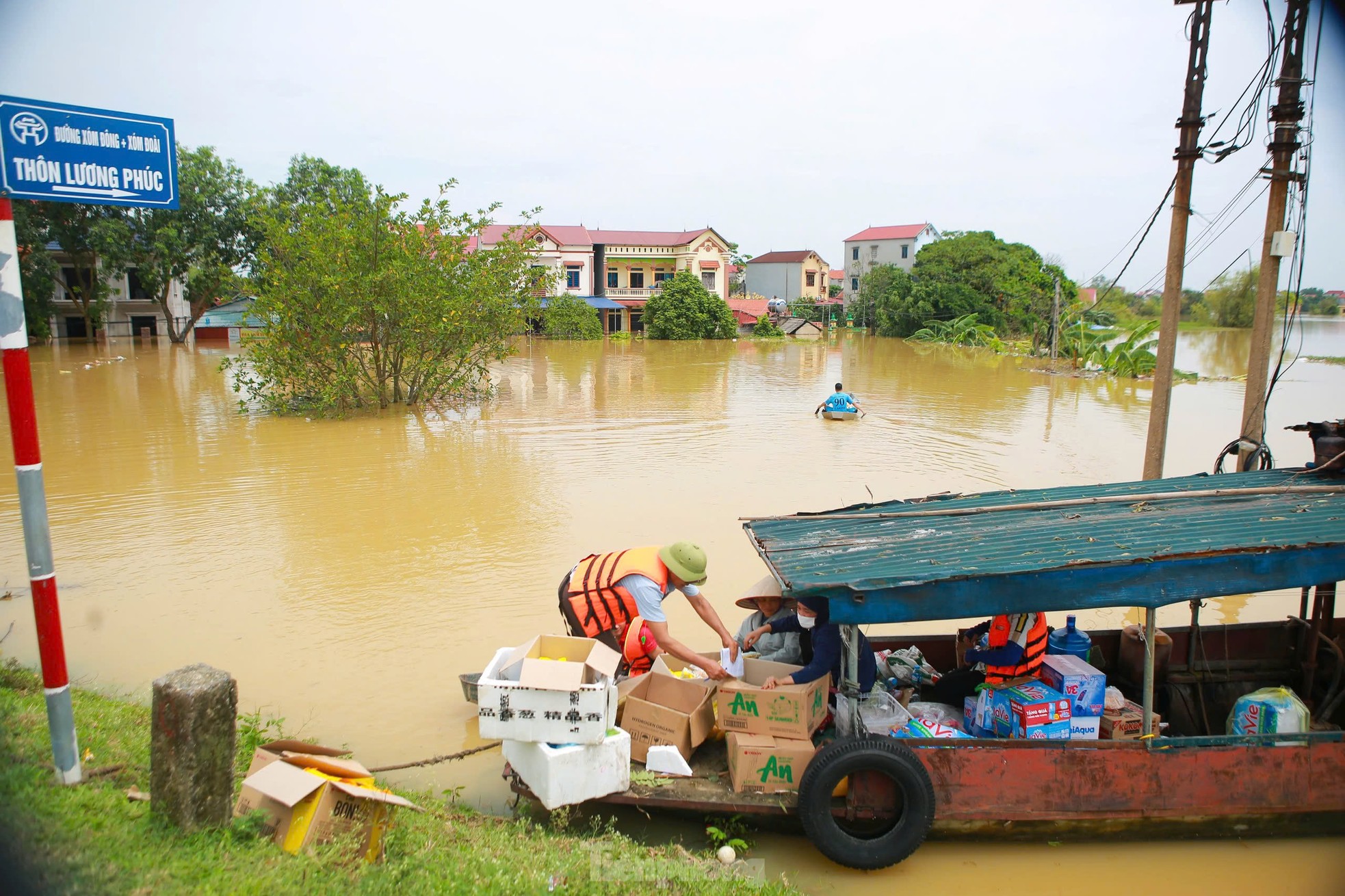 L'eau a inondé le toit, tout le village s'est transformé en une « oasis » photo 5