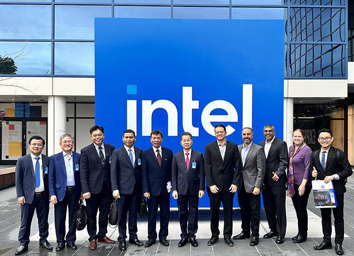 Da Nang city leaders had meetings and worked with leading companies and corporations in the field of semiconductor chips such as Qorvo, Marvell, Nvidia, and Intel Corporation. Photo: MY AN