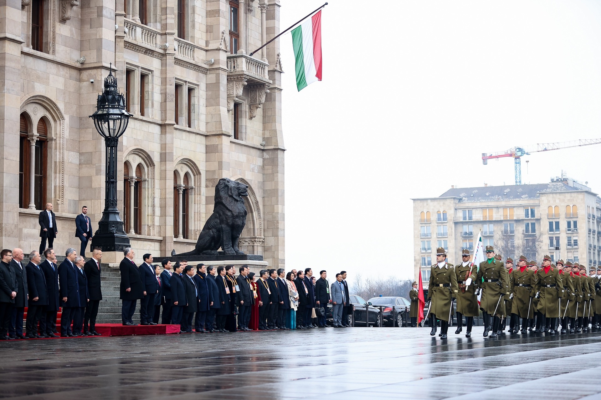 Lễ đón chính thức Thủ tướng Phạm Minh Chính tại Hungary - 15