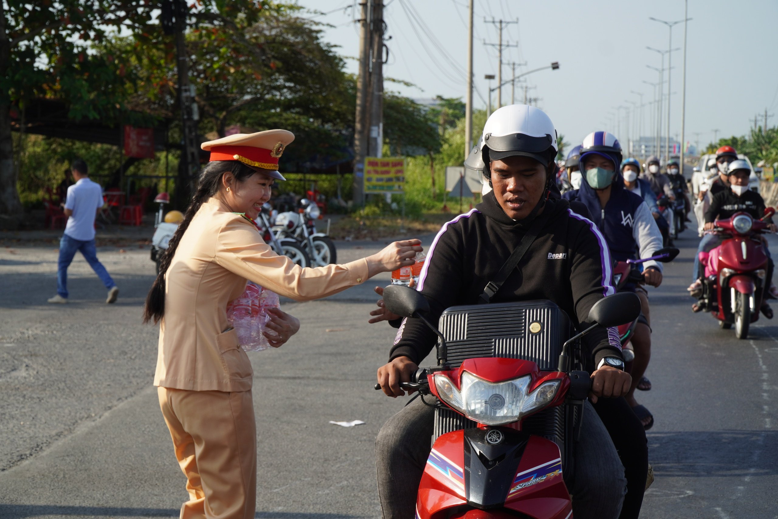 Người dân bất ngờ vì chốt kiểm soát giao thông thành điểm phát nước suối và sữa- Ảnh 1.